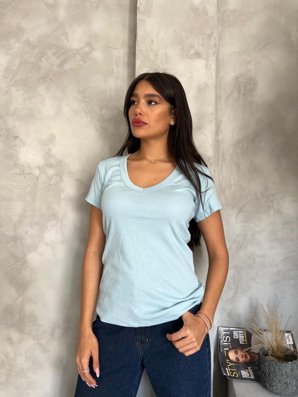 ⁦חולצת בייסיק V כאמל מלנג'⁩ – תמונה ⁦9⁩