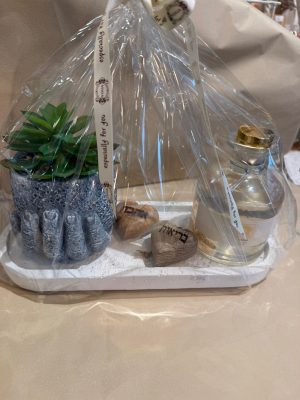 מגש עם עציץ, מפיץ ריח ולבבות